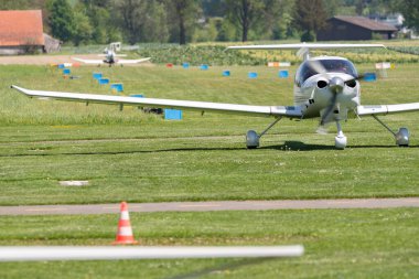 Lommis, İsviçre, 11 Mayıs 2022 Diamond DA40D pervane uçağı küçük bir havaalanında ilerliyor.