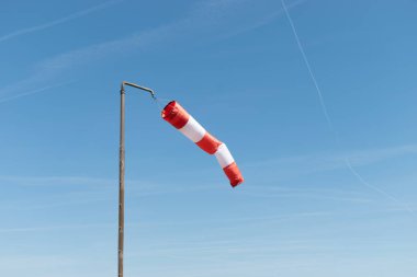 Lommis, İsviçre, 11 Mayıs 2022 Windsock küçük bir havaalanında rüzgarda sallanıyor.