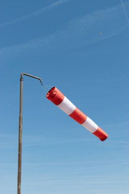 Lommis, İsviçre, 11 Mayıs 2022 Windsock küçük bir havaalanında rüzgarda sallanıyor.