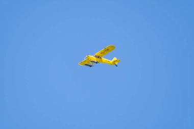 Lommis, İsviçre, 11 Mayıs 2022 Piper PA18-150 Super Cub pervaneli uçak mavi gökyüzünde