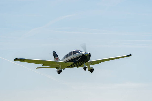Ломмис, Швейцария, 11 мая 2022 года винтовой самолет Piper PA28-181 Archer III взлетает с небольшого аэродрома
