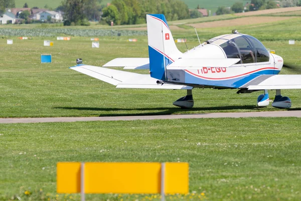 Lommis Switzerland May 2022 Robin Dr400 Propeller Plane Taxiing Grass — 图库照片