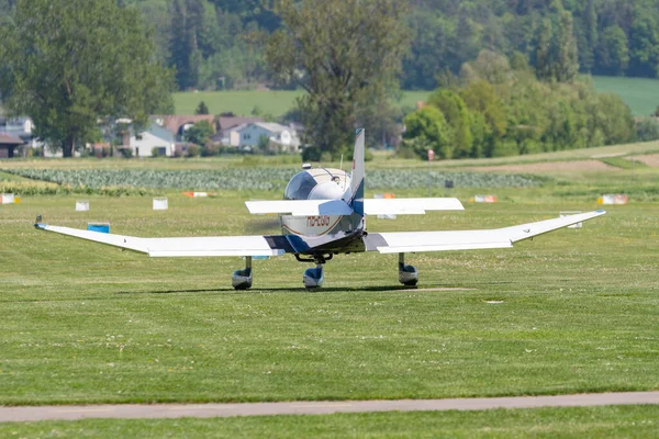 Lommis Szwajcaria Maja 2022 Robina Dr400 Samolot Śmigła Kołowania Trawie — Zdjęcie stockowe