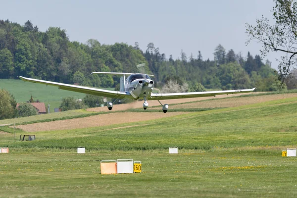 Lommis Switzerland May 2022 Diamond Da40D Propeller Plane Taxiing Grass —  Fotos de Stock