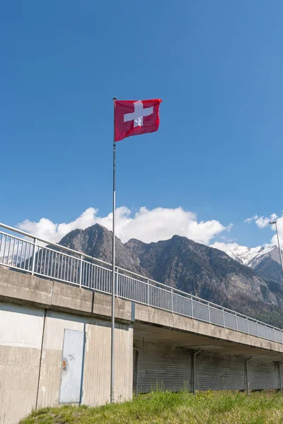 Трубебах Швейцарія Квітня 2022 Державний Прапор Швейцарії Махає Вітром Носовому — стокове фото