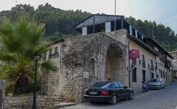 ベラト-アルバニアで珍しい建築を持つ都市 — ストック写真