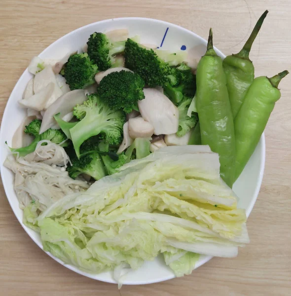 Sağlıklı bir gurme restoranında haşlanmış organik brokoli, Çin lahanası, yeşil biber ve mantar beyazı karışımı bir şey.