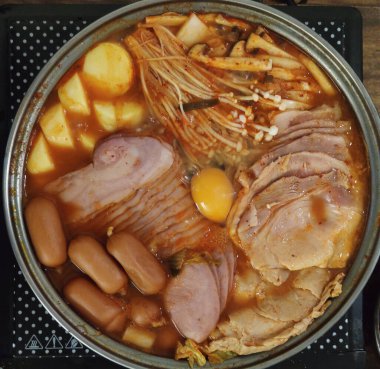 Sukiyaki, Japon geleneksel organik malzemeleri çiğ et domuz pastırması, tofu mantarı sosis baharatlı çorba restoranında sıcak kap, reklam geçmişleri.