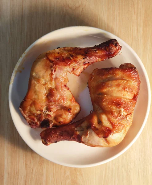 Dois Pedaços Churrasco Gigante Pernas Frango Grelhadas Que Servem Placa — Fotografia de Stock