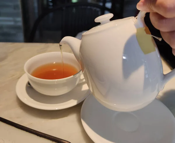 Чаепитие Хозяйка Наливает Чай Белые Керамические Чашки Праздничный Стол Сосредоточьтесь — стоковое фото