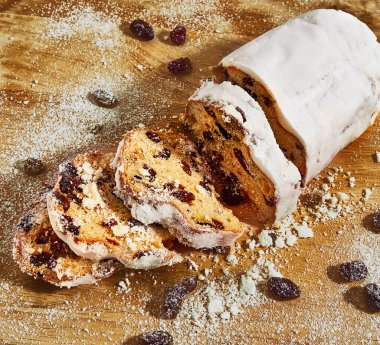 Çalınmış bir Noel, üzerine toz ve kuru üzüm serpiştirilmiş bir tahtanın üzerinde yatıyor.. 