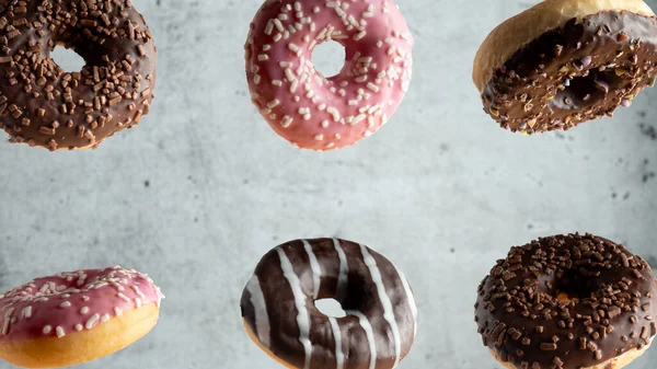 Levitar Uma Variedade Donuts Fundo Cinza — Fotografia de Stock