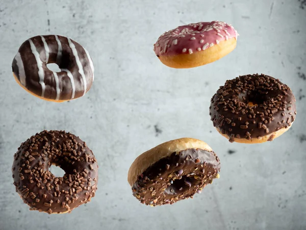 Levitar Uma Variedade Donuts Fundo Cinza — Fotografia de Stock