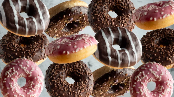 Levitar Uma Variedade Donuts Fundo Cinza — Fotografia de Stock