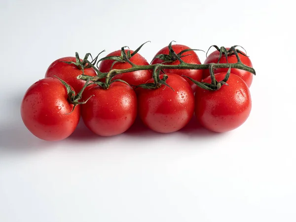 Bouquet Tomates Cerises Tomates Feuilles Isolées Sur Fond Blanc — Photo