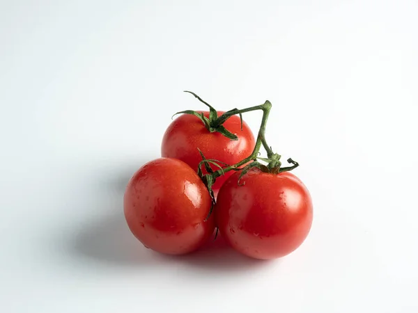 Bouquet Tomates Cerises Tomates Feuilles Isolées Sur Fond Blanc — Photo