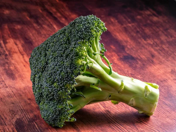 Close Van Broccoli Een Grijze Achtergrond — Stockfoto