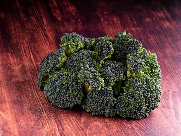 Close Van Broccoli Een Grijze Achtergrond — Stockfoto