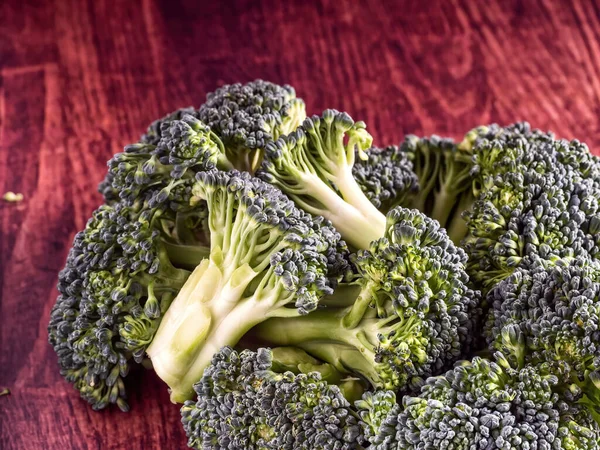 Close Van Broccoli Een Grijze Achtergrond — Stockfoto