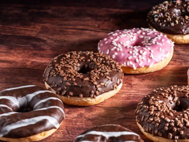 Çörekler çok güzel bir arka planda yeni pişmiş..