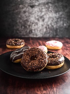 Çörekler çok güzel bir arka planda yeni pişmiş..