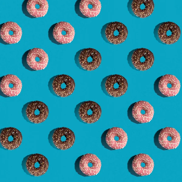 Візерунок Смачних Пончиків Синьому Фоні Вид Зверху Плоский Шар Літня — стокове фото