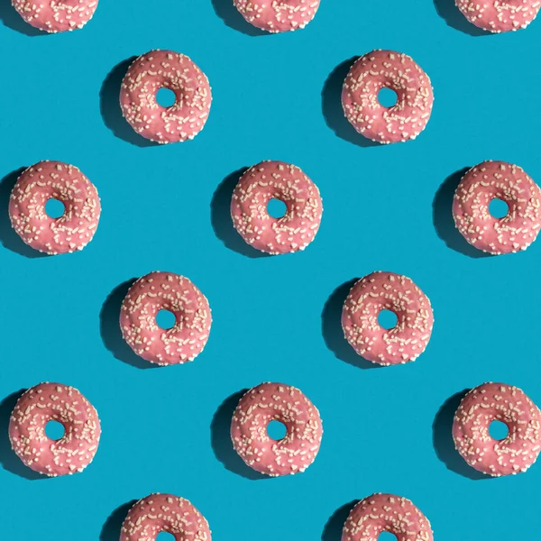 Padrão Deliciosos Donuts Fundo Azul Vista Superior Camada Plana Conceito — Fotografia de Stock