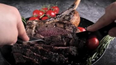 Ribeye Tomahawk bifteği, İrlanda bifteği, ızgara. Yüksek kalite 4k görüntü