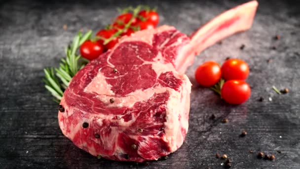Steak Tomahawk Rib Eye Iers Rundvlees Met Tomaten Hoge Kwaliteit — Stockvideo