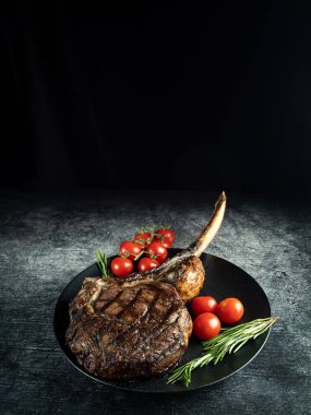 Ribeye 'den Tomahawk bifteği, İrlanda bifteği, ızgara.