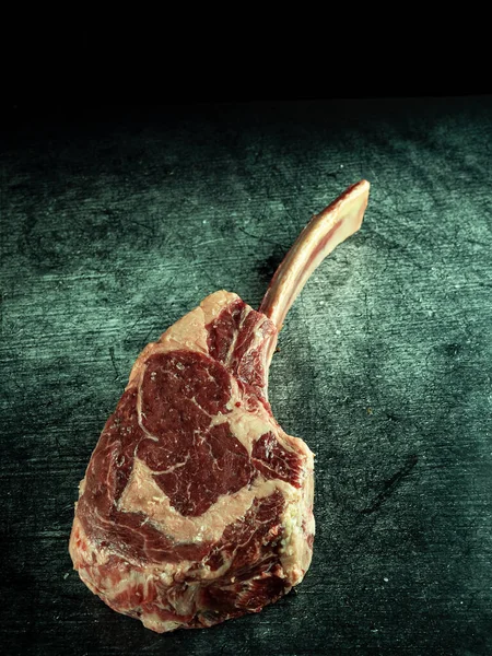 Ribeye 'den Tomahawk bifteği, İrlanda bifteği, yukarıdan manzara