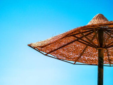 Hurghada sahilindeki büyük şemsiye.