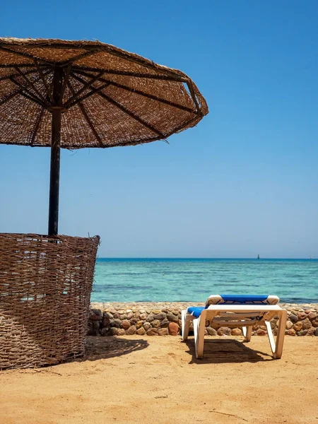 Hurghada sahilinde sandalye ve şemsiye.