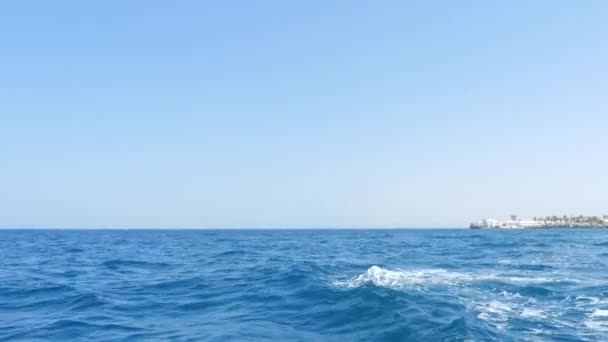 Röda Havet Blå Vågor Som Kraschar Mot Aktern Högkvalitativ Film — Stockvideo