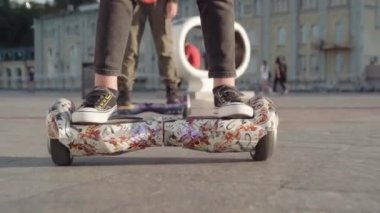 Jiroskop kullanan çocukların görüntüleri.