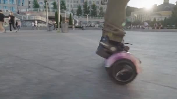 Bilder Pojkar Som Rider Gyroskotrar — Stockvideo