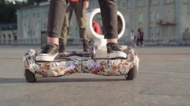 Beeldmateriaal Van Jongens Rijden Gyro Scooters — Stockvideo