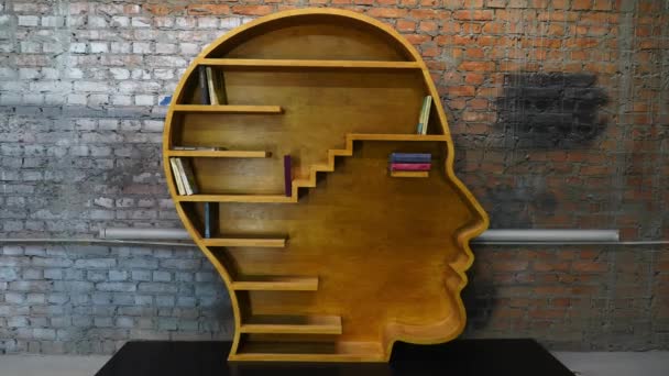 一个人头形状的架子 书架上堆满了书 — 图库视频影像