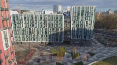 Modern mimari. Ukrayna 'nın başkenti Kyiv' de yeni bir yerleşim yerinin klibi.