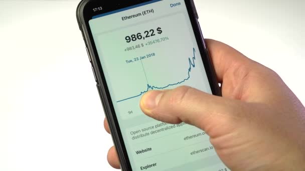 在智能手机上查看Ethereum价格 加密货币价格表 股票交易所 — 图库视频影像