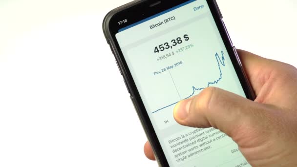 Comprobación Precio Bitcoin Smartphone Cryptocurrency Gráfico Precios Bolsa Valores — Vídeo de stock