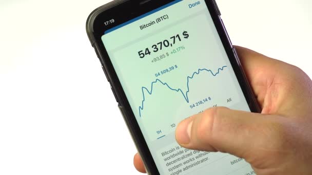 检查智能手机上的比特币价格 加密货币价格图表 股票交易所 — 图库视频影像