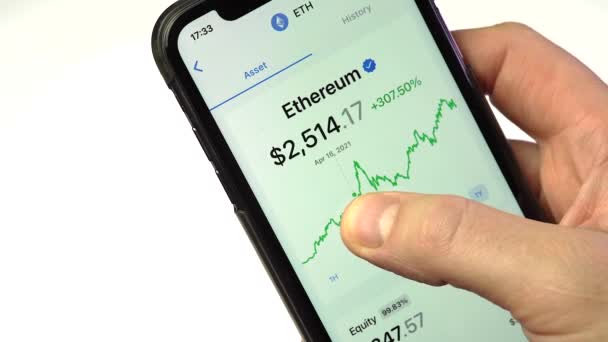 スマートフォンでのエテリアム価格の確認暗号通貨価格チャート 証券取引所 — ストック動画