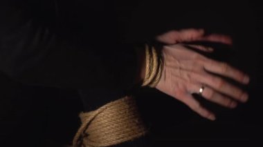 Cinsel ve aile içi şiddet görüntüleri, yere bağlanmış bir kız.