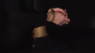 Cinsel ve aile içi şiddet görüntüleri, yere bağlanmış bir kız.