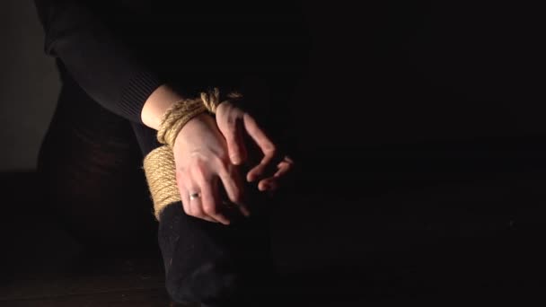 Cinsel Aile Içi Şiddet Görüntüleri Yere Bağlanmış Bir Kız — Stok video