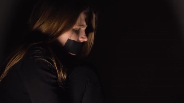 Filmaufnahmen Von Sexueller Und Häuslicher Gewalt Gefesseltes Mädchen Auf Dem — Stockvideo