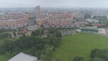 Yağmurdan sonra. Sis içindeki şehir manzarası. Ukrayna 'nın Kyiv şehrindeki Obolon bölgesi. Havadan. 