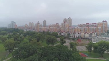 Yağmurdan sonra. Sis içindeki şehir manzarası. Ukrayna 'nın Kyiv şehrindeki Obolon bölgesi. Havadan. 