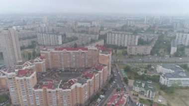 Yağmurdan sonra. Sis içindeki şehir manzarası. Ukrayna 'nın Kyiv şehrindeki Obolon bölgesi. Havadan. 
